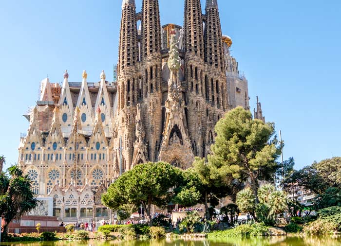 La Sagrada Familia – Barcelona Madrid tours with Travelive, luxury travel agency